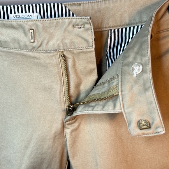 Volcom Shorts 3 - Picture 4 of 7